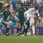 El delantero portugués del Real Madrid, Cristiano Ronaldo (d), intenta rematar de tacón ante los defensores del Real Betis