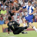 Momento en el que Tamudo marca el gol en el Camp Nou