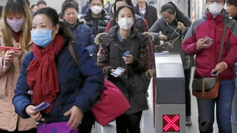Las mascarillas que llevan los ciudadanos de Pekín van provistas de purificadores de aire
