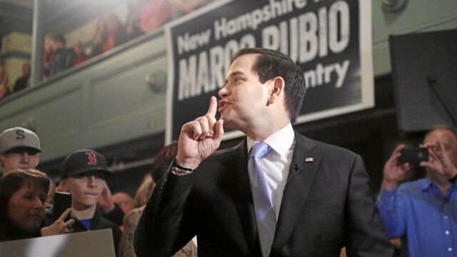 El senador y candidato republicano Marco Rubio pide silencio a la audiencia antes de una entrevista en televisión en Exeter, New Hampshire