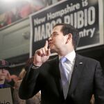 El senador y candidato republicano Marco Rubio pide silencio a la audiencia antes de una entrevista en televisión en Exeter, New Hampshire