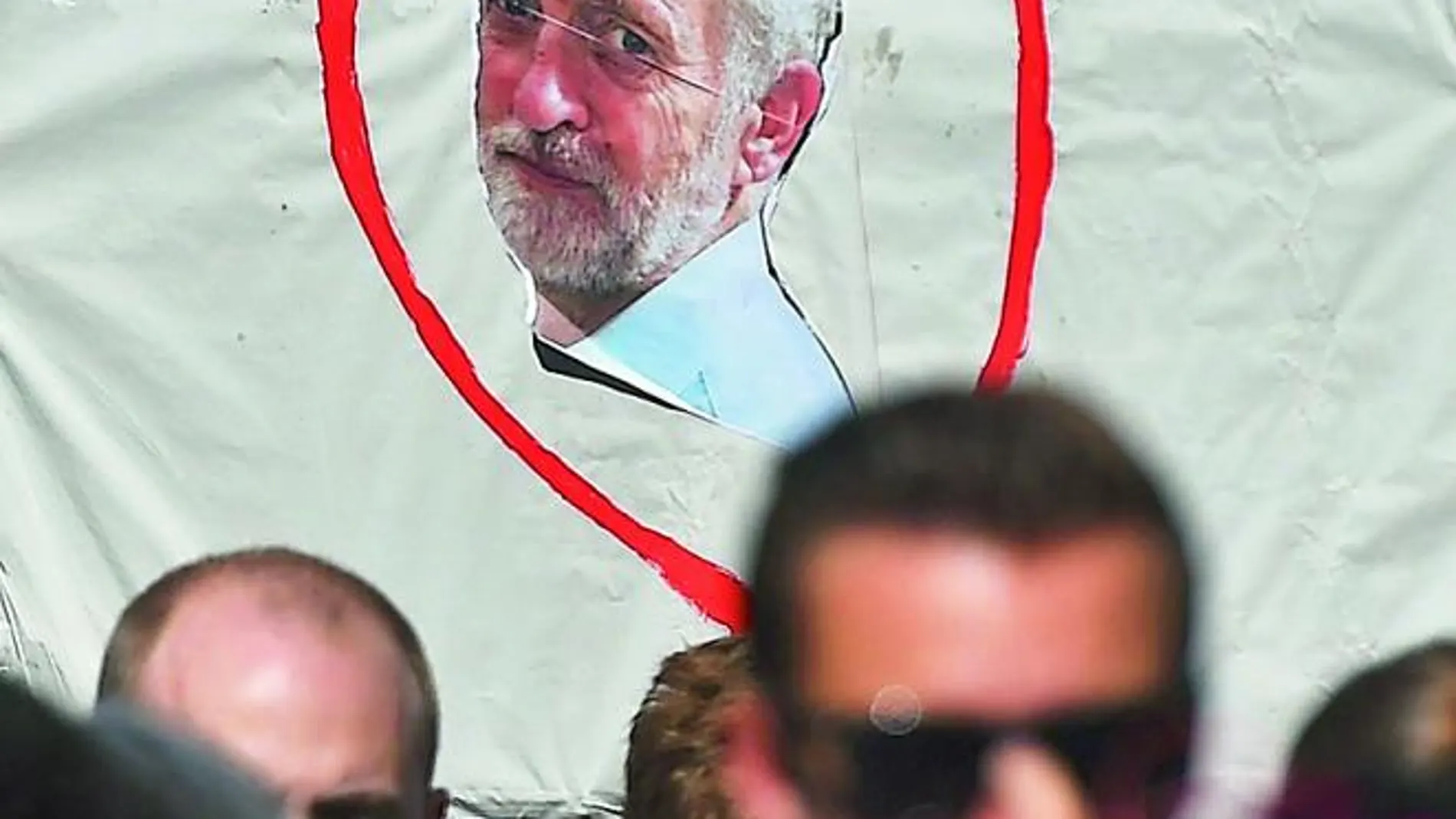 Corbyn, su mujer mexicana no paga el salario mínimo