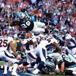 Jonathan Stewart de los Carolina Panthers salta sobre la pila de los defensores para un touchdown