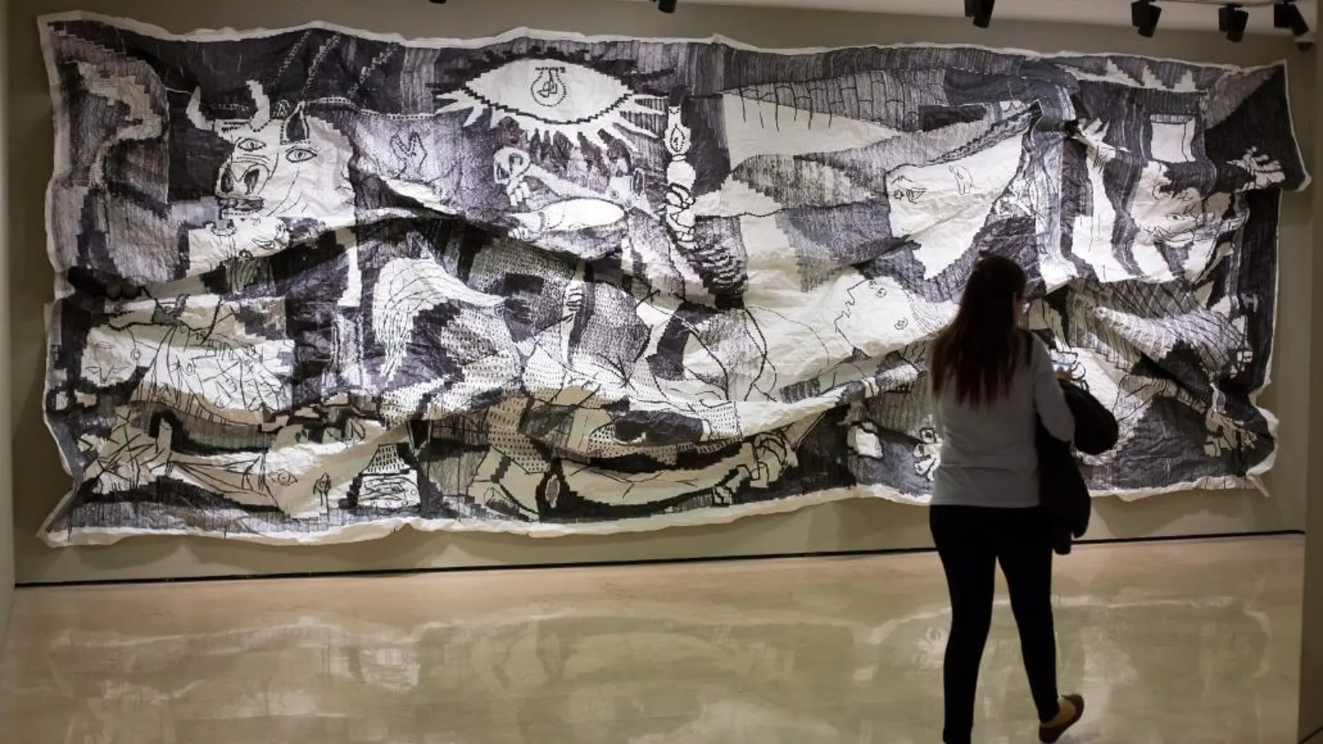 La obra «Guernica-XL», de Javier Arce, forma parte de la propuesta expositiva