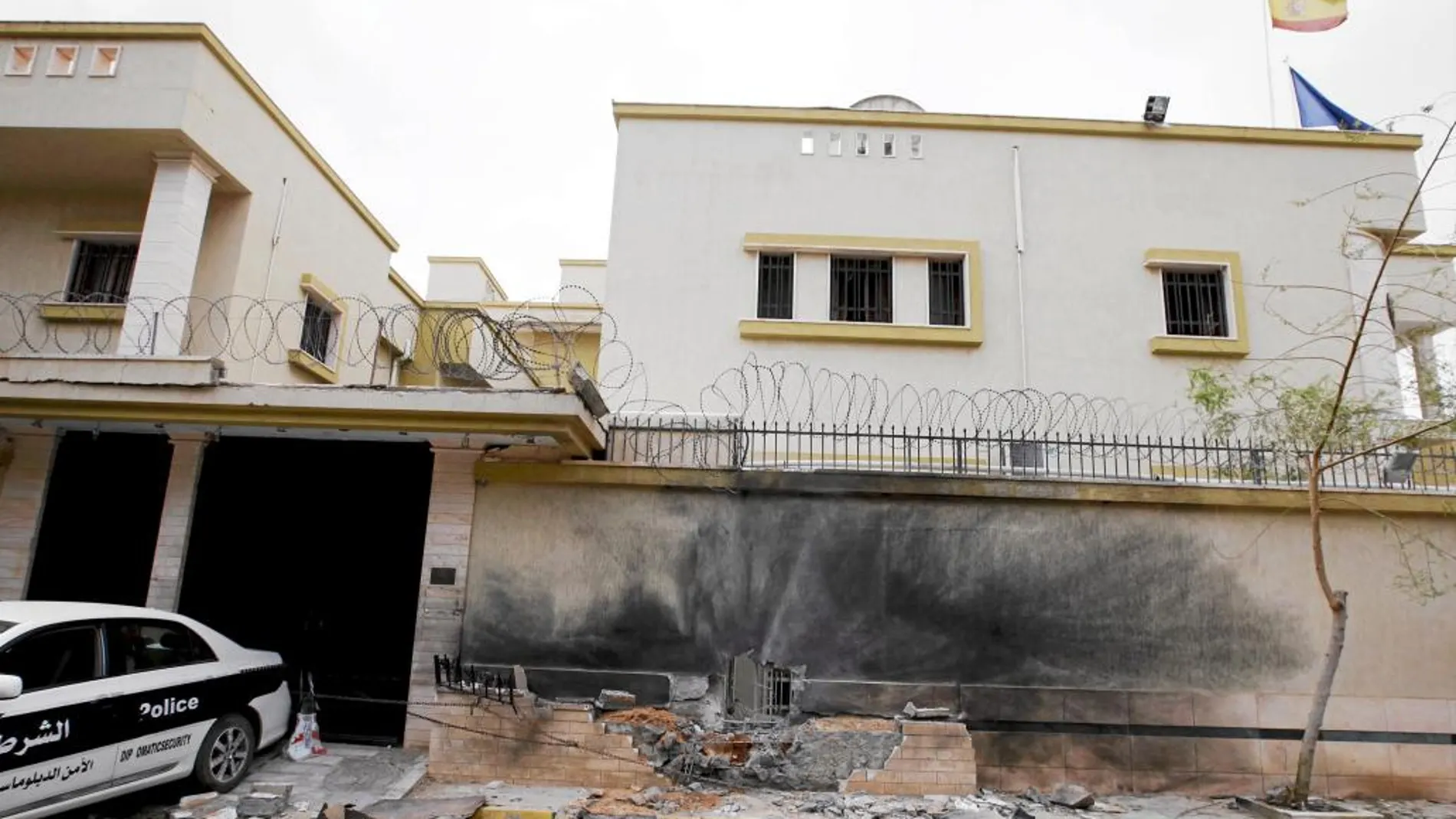 Una imagen de la fachada de la Embajada española en Trípoli después de sufrir un atentado en 2015