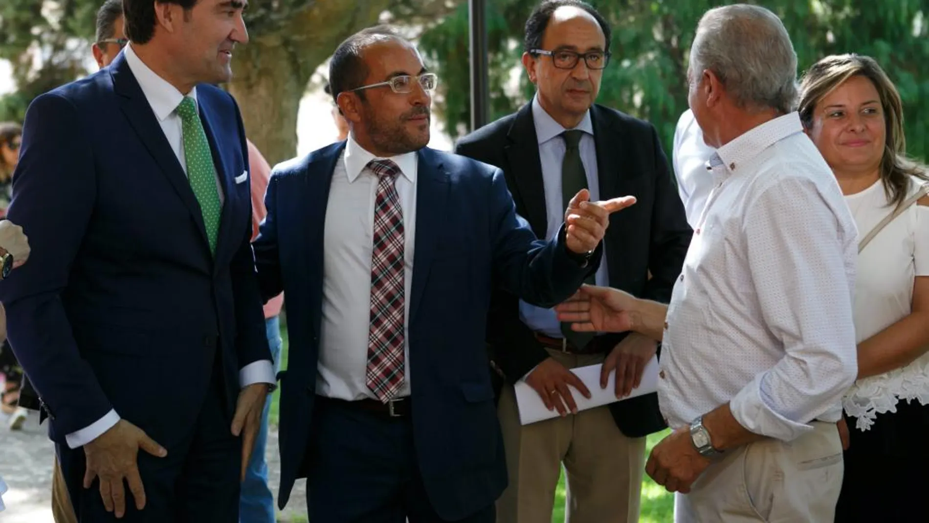 Suárez-Quiñones llega a la firma del acuerdo junto a Luis Rey, Manuel López y Esther Pérez, entre otros