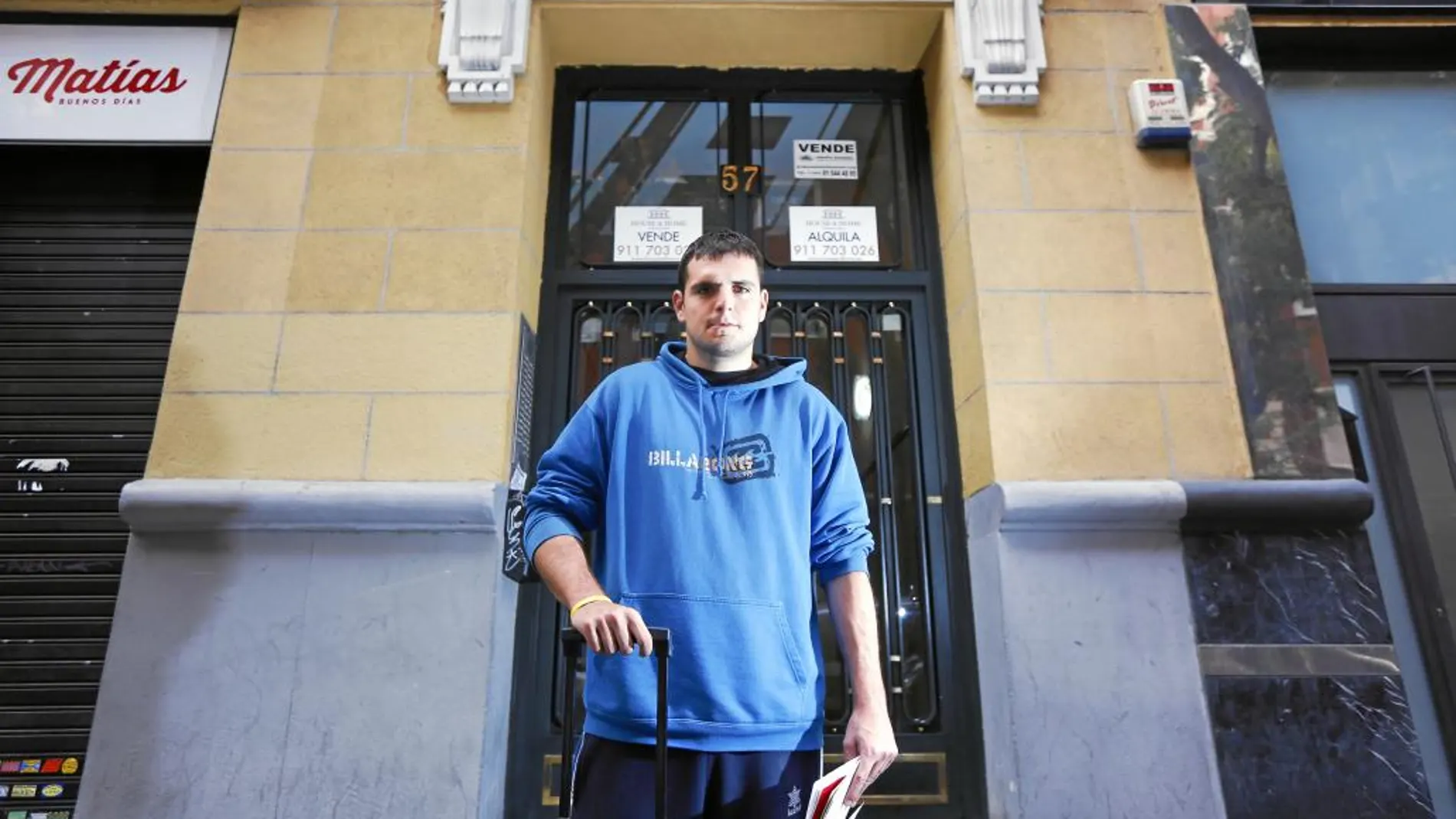 Iñaki lleva dos meses buscando piso en Chamberí sin éxito. Ha visitado decenas de viviendas en las que le exigían el doble de lo anunciado y todo tipo de garantías para el alquiler