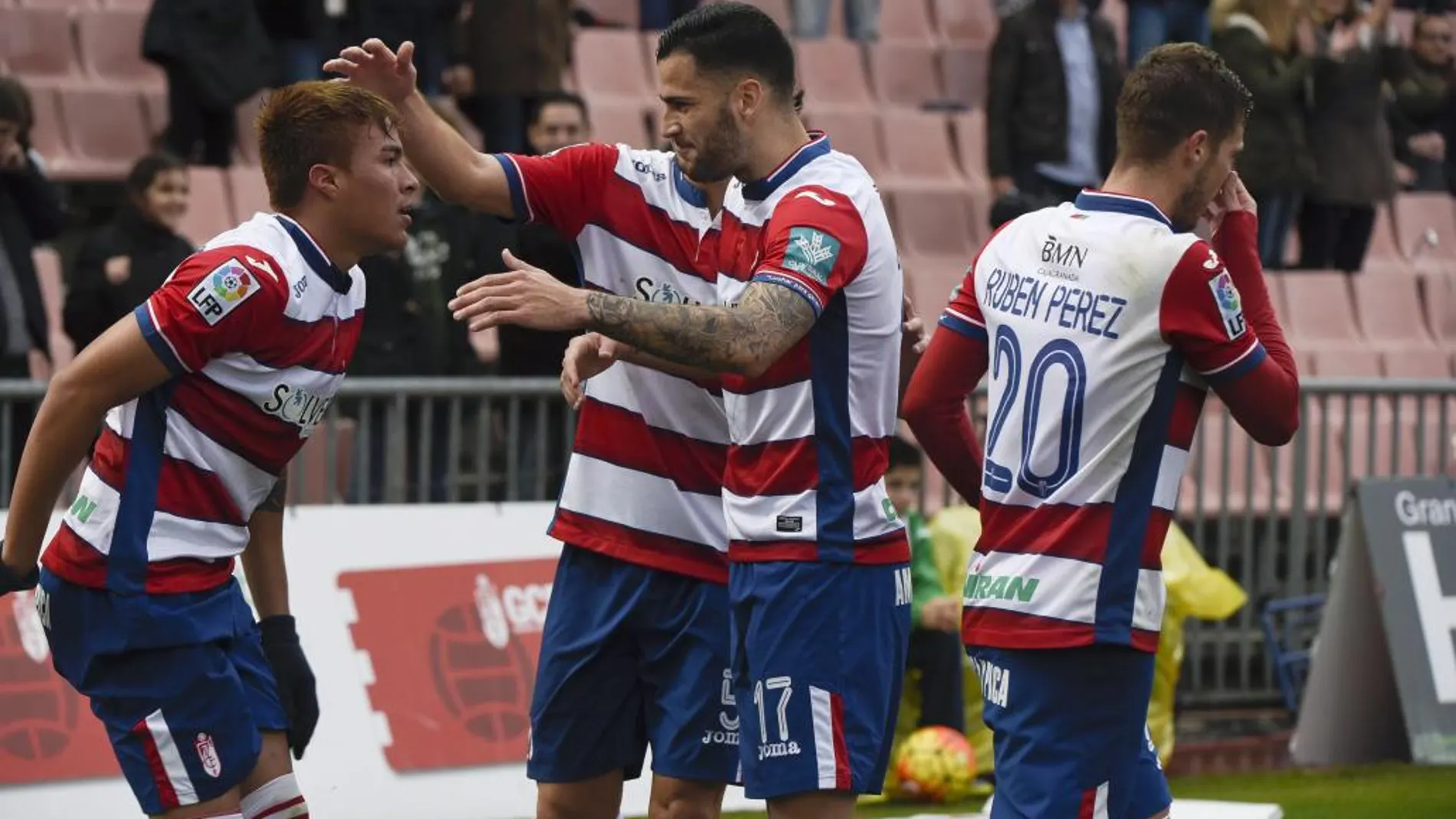 El delantero del Granada, el venezolano Peñaranda celebra el segundo gol del equipo