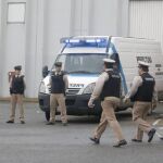 Oficiales de la Prefectura Naval se despliegan en la zona donde cinco personas han muertos tras un festival de música electrónica.