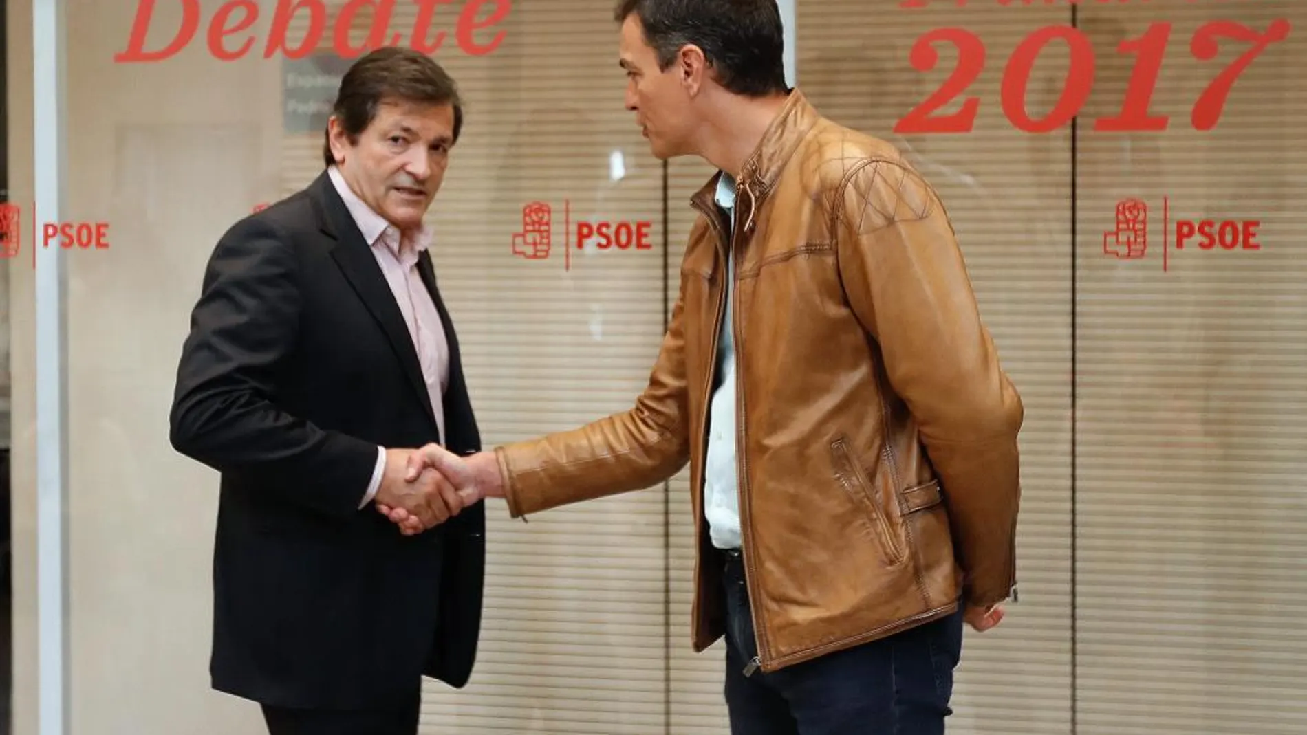 El candidato a la Secretaría General del PSOE Pedro Sánchez saluda al presidente de la Comisión Gestora, Javier Fernández (izda)