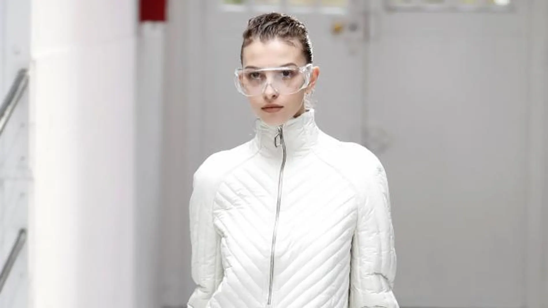 Anne Sophie Madsen se decantó por tonos blancos y centró si interés en el futuro más que en modas pasadas, añadiendo gafas protectoras como las que usan los científicos /Efe
