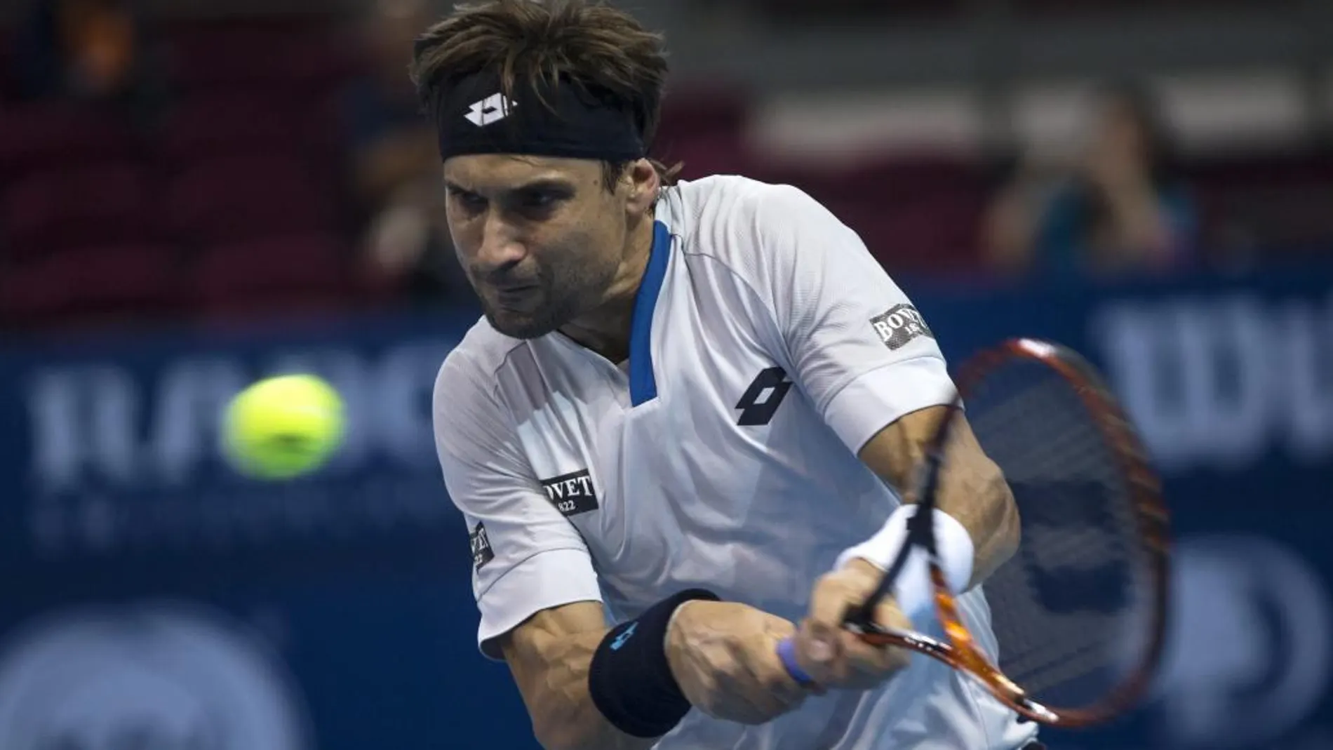 El tenista español David Ferrer golpea la bola contra el kazajo Mijail Kukushkin.