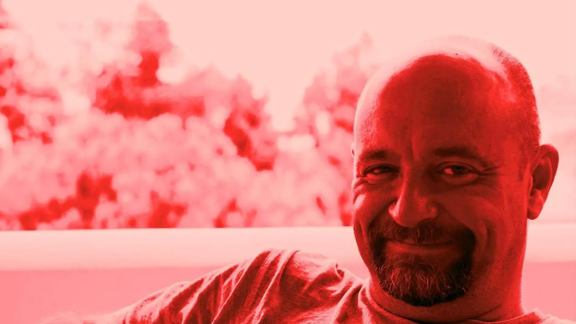 El escritor Carlos Sisí, aquí en rojo sangre, es uno de los escriotres de género más populares de la actualidad