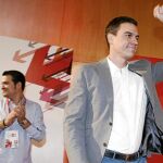 Pedro Sánchez, seguido por Julián López (primero por la izquierda), a su llegada ayer al Congreso de Juventudes