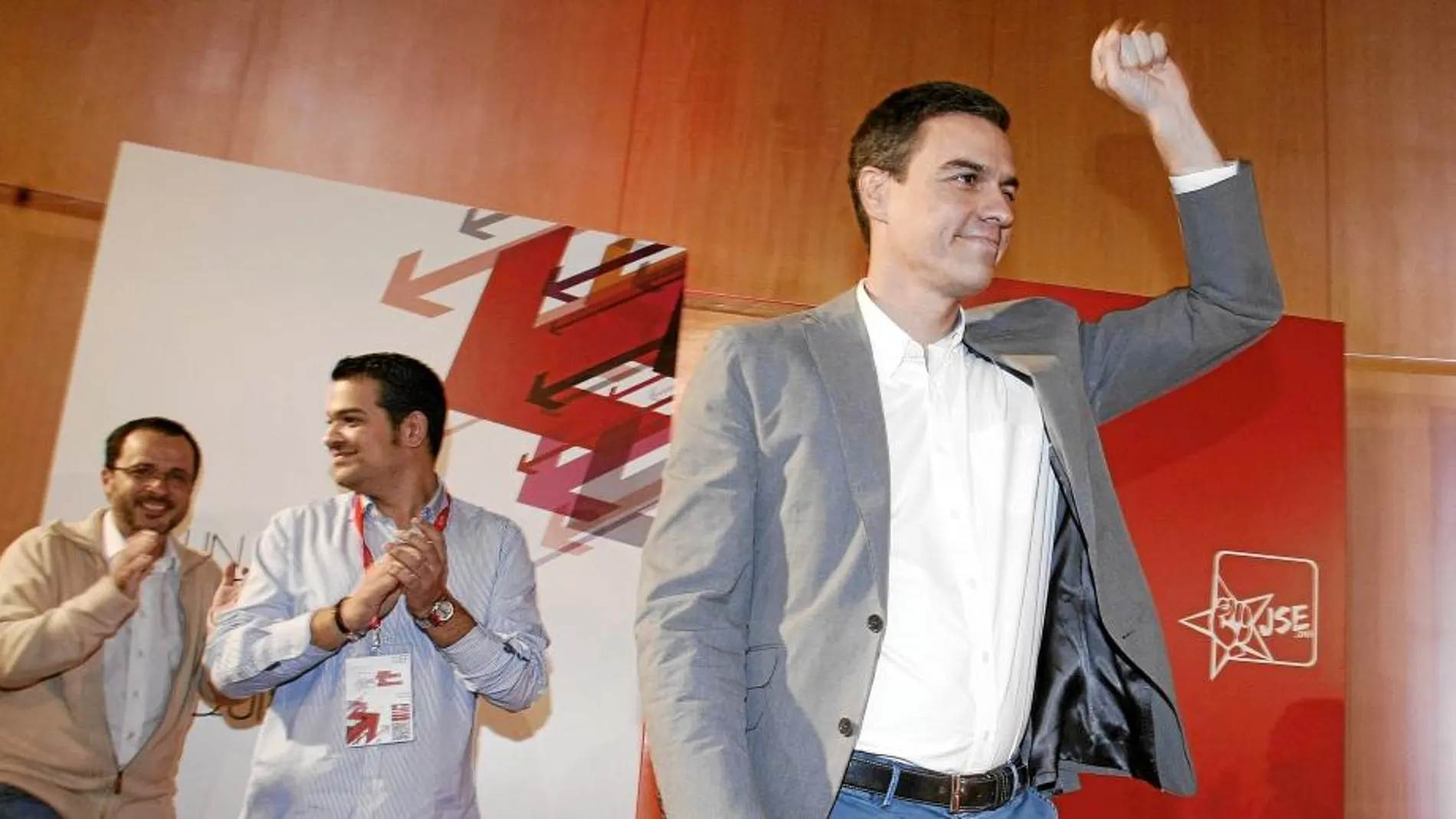 Pedro Sánchez, seguido por Julián López (primero por la izquierda), a su llegada ayer al Congreso de Juventudes