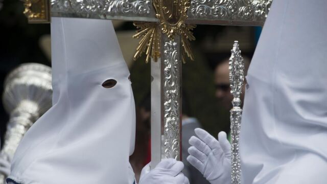 Los nazarenos y la cruz de guía en la Real, Ilustre y Fervorosa Hermandad Franciscana y Cofradía de Nazarenos de Nuestro Padre Jesús de la Salud entrando en Jerusalén de Jaén