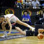 La jugadora de la selección española de baloncesto Laura Quevedo lucha el balón con Stella Beck, de Nueva Zelanda, en el último partido de preparación para el preolímpico