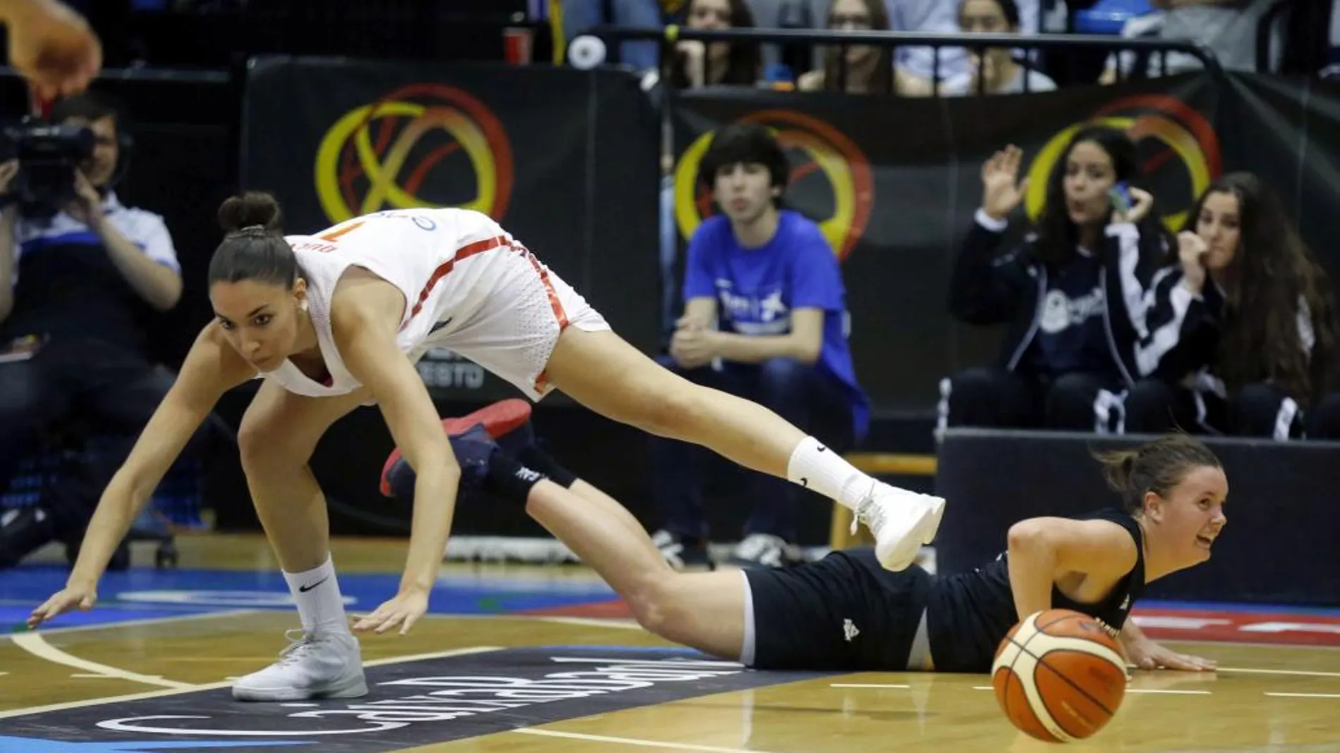 La jugadora de la selección española de baloncesto Laura Quevedo lucha el balón con Stella Beck, de Nueva Zelanda, en el último partido de preparación para el preolímpico