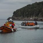 Un grupo de voluntarios ayuda a los refugiados que llegan a las costas griegas.