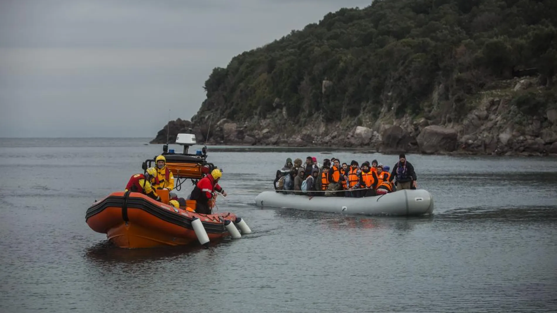 Un grupo de voluntarios ayuda a los refugiados que llegan a las costas griegas.