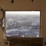 Imagen de la destrucción de Mosul a través de la ventana de una habitación de hotel también demolida