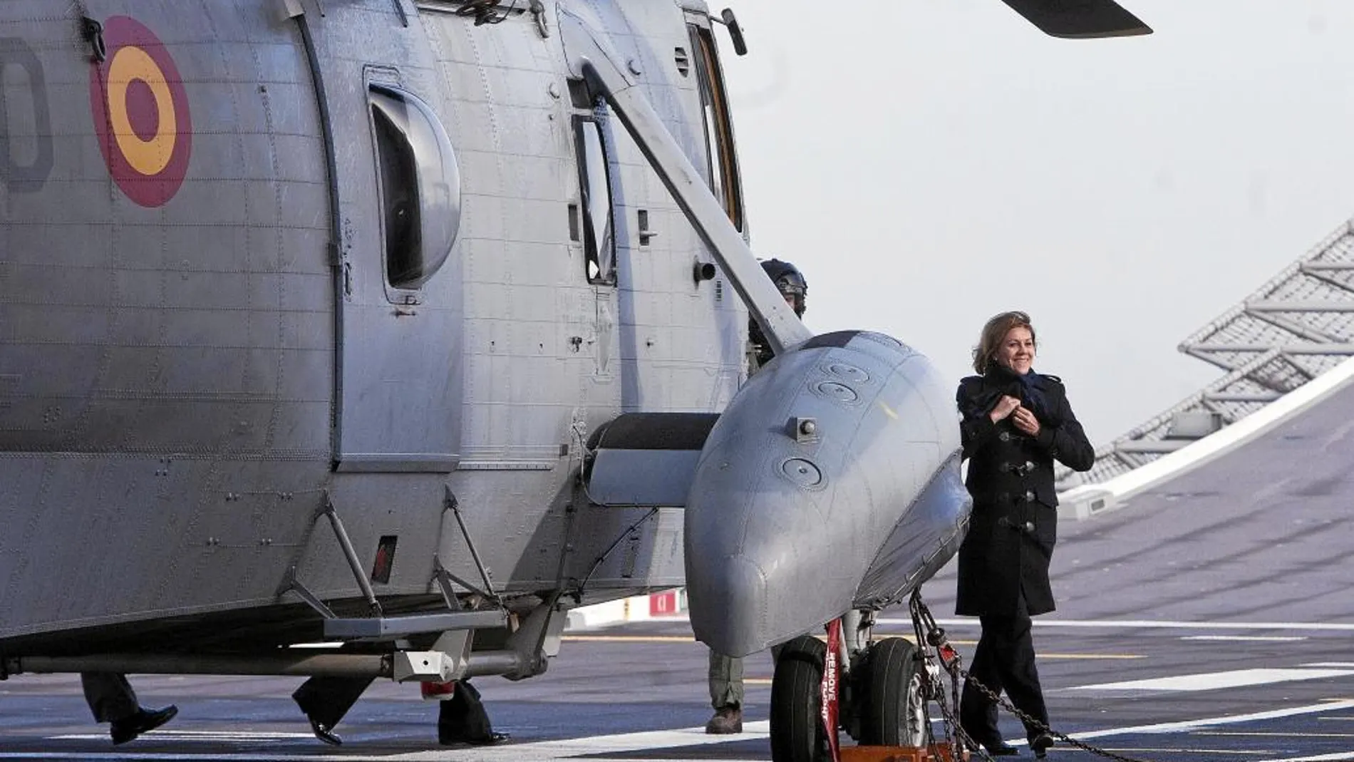 La ministra de Defensa, María Dolores de Cospedal, en su visita el pasado 11 de enero al buque «Juan Carlos I» en la base naval de Rota (Cádiz)