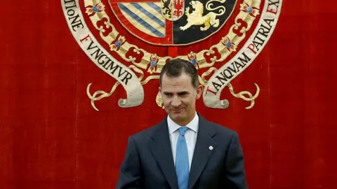 El Rey durante el acto de entrega de los despachos de secretario de embajada a la LXVII promoción de la carrera diplomática.