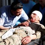 Un médico atiende a uno de soldados heridos en uno de los atentados