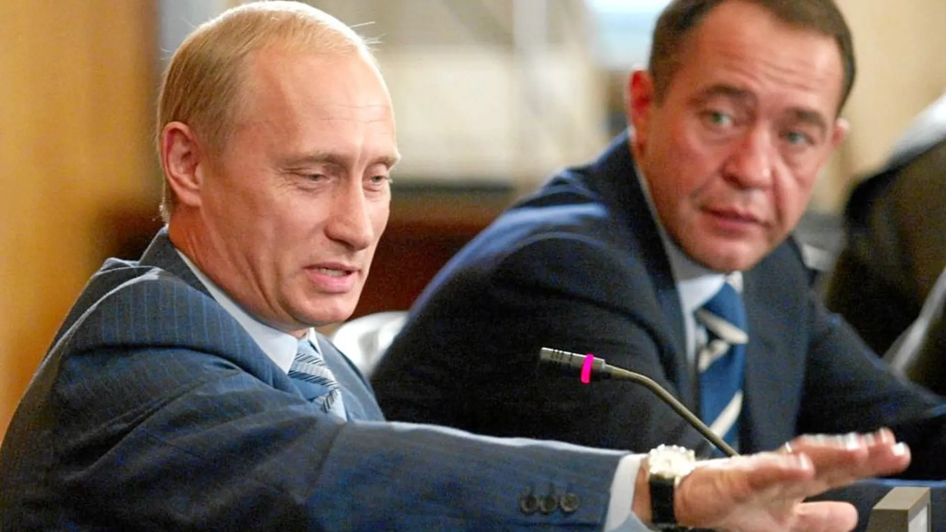Mijail Lesin, junto a Vladimir Putin, en una imagen de archivo