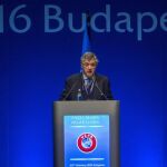 El presidente interino de la UEFA y presidente de la Federación Española, Ángel María Villar, pronuncia un discurso durante el 40 Congreso Ordinario de la UEFA celebrado en Budapest, Hungría