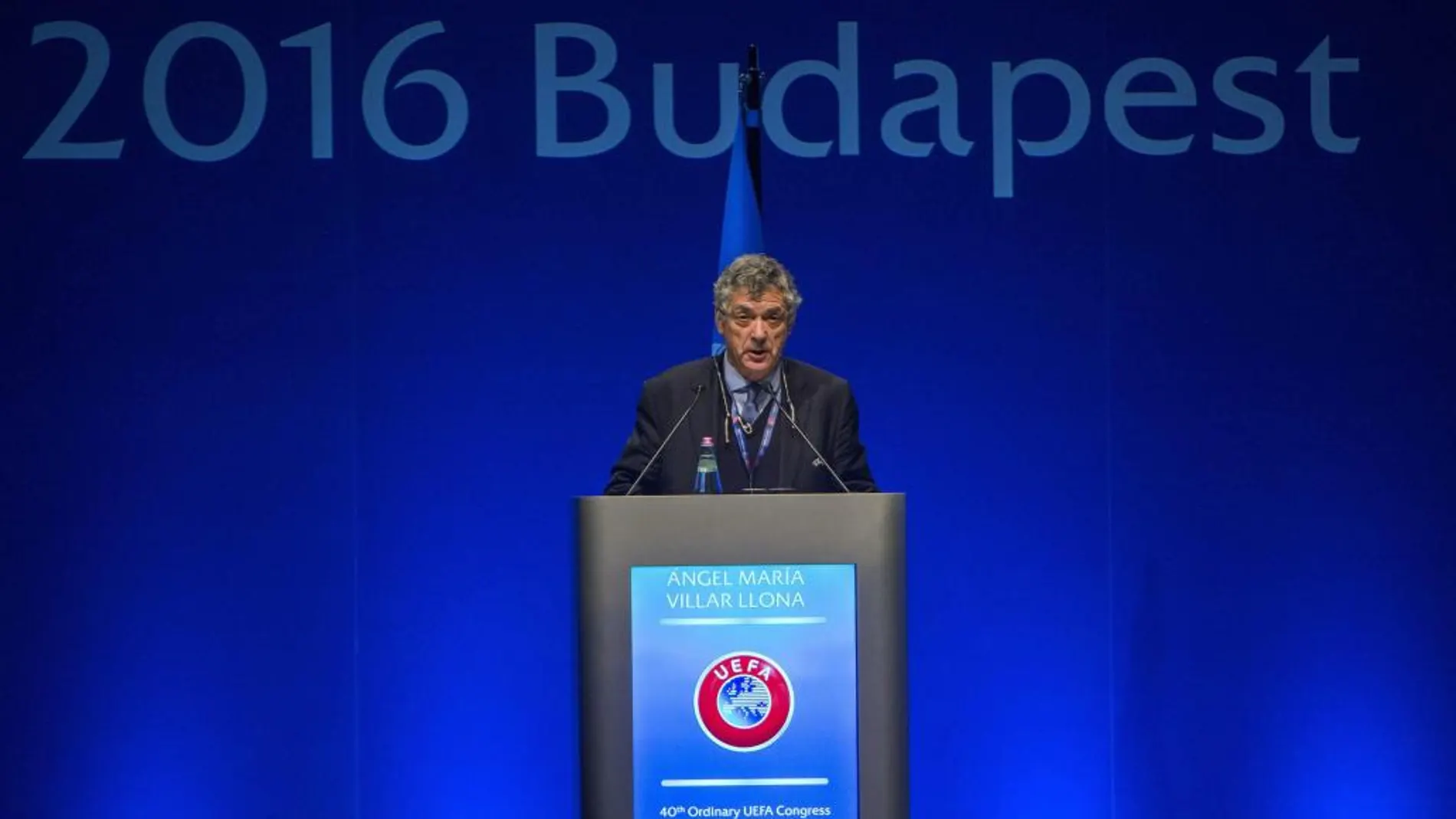 El presidente interino de la UEFA y presidente de la Federación Española, Ángel María Villar, pronuncia un discurso durante el 40 Congreso Ordinario de la UEFA celebrado en Budapest, Hungría