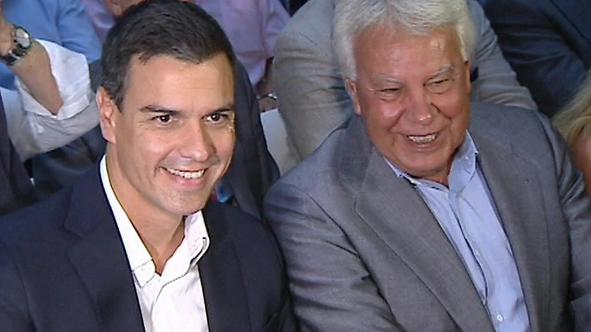 Pedro Sánchez y su antecesor en el cargo, Felipe González, durante la presentación de la asociación "La Tercera Vía: diálogo y acuerdo".