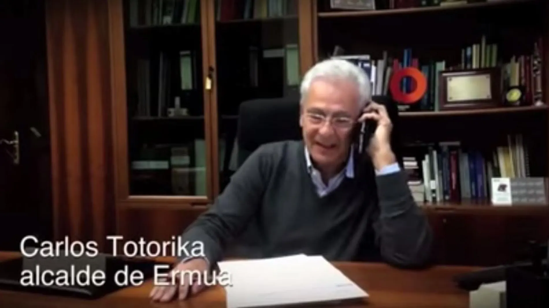 Fotógrama del vídeo, en el que aparece Carlos Totorika, alcalde socialista de Ermua