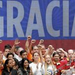El presidente de la Asamblea Nacional, Julio Borges, habla arropado por otros líderes opositores tras la consulta