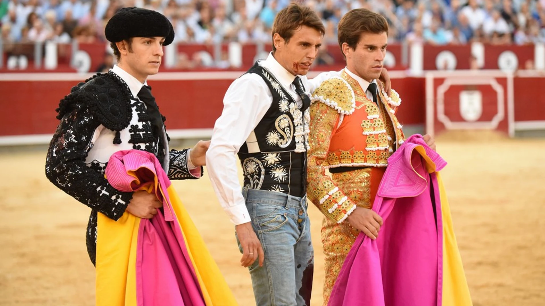 Miguel Tendero tras sufrir una cogida, ayer, en la Plaza de Toros de Albacete