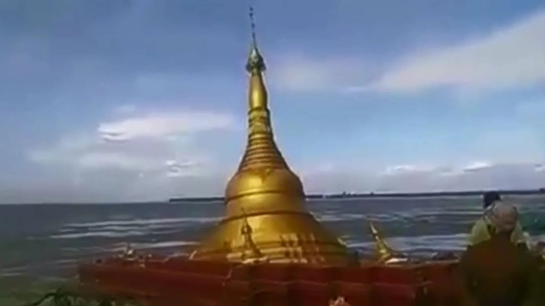 Imagen captada por las cámaras del momento en el que la pagoda se hunde
