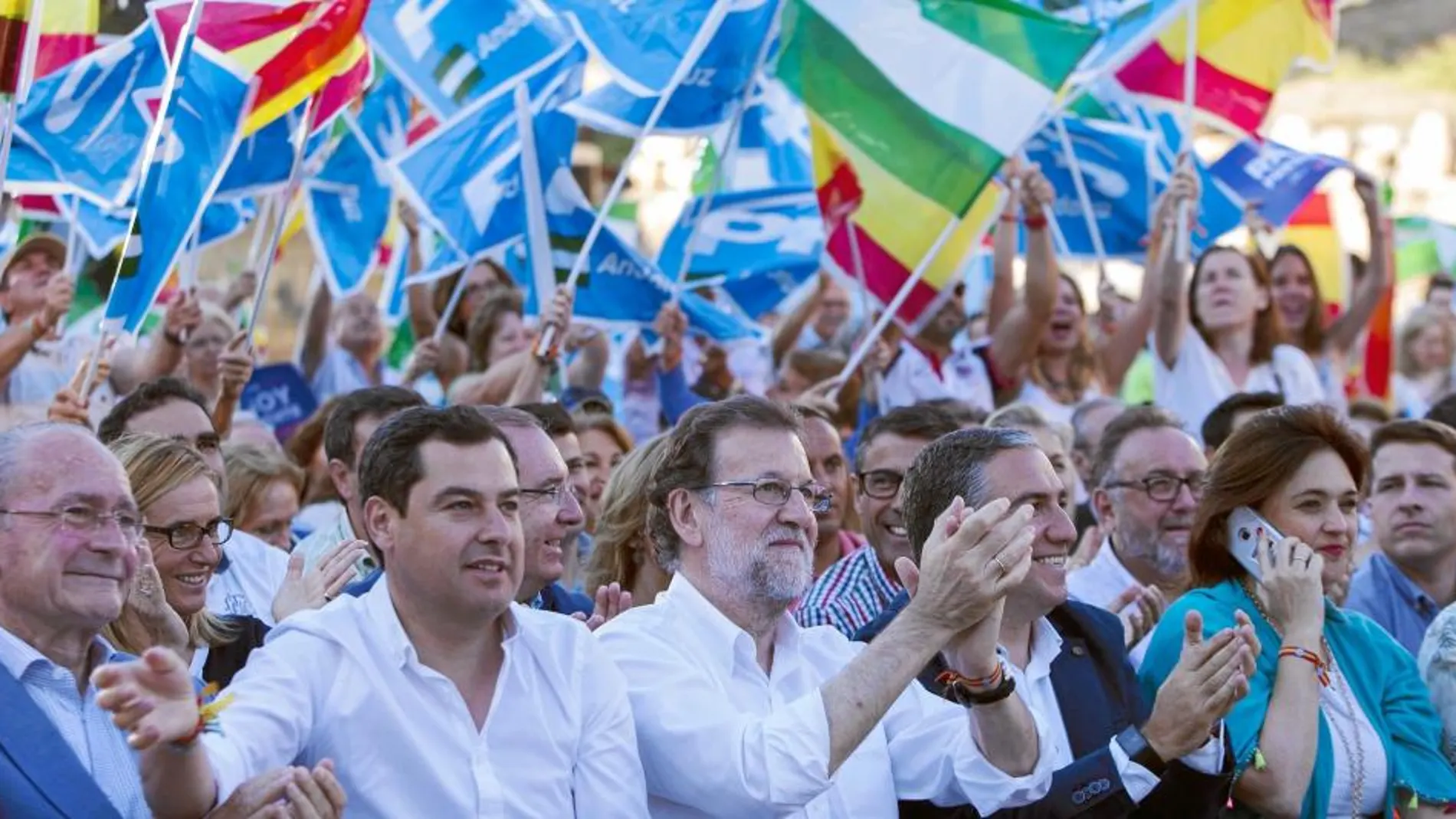 El presidente del Gobierno en funciones, Mariano Rajoy, con el presidente de los populares en Andalucía, Juan Manuel Moreno, ayer en Málaga