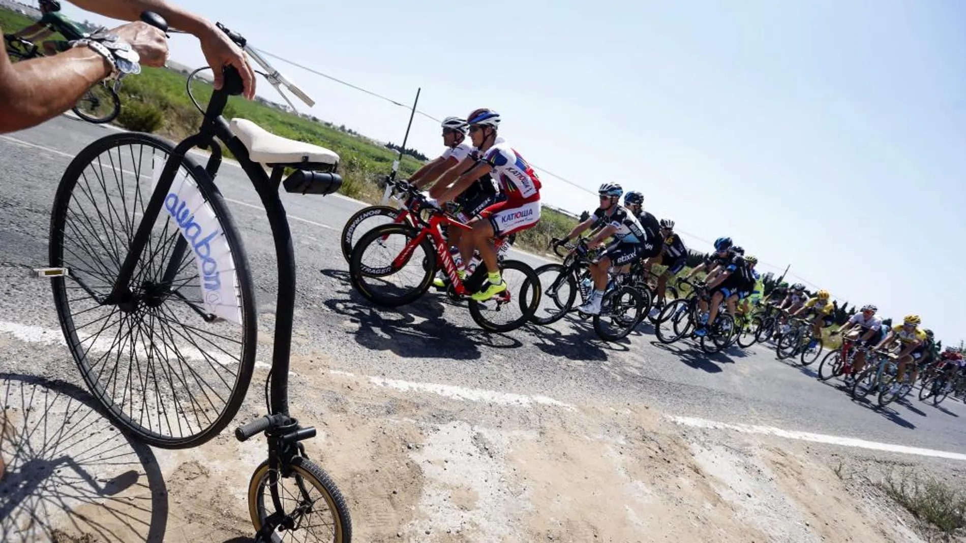 El pelotón de la Vuelta durante la quinta etapa con un recorrido de 167 kilómetros