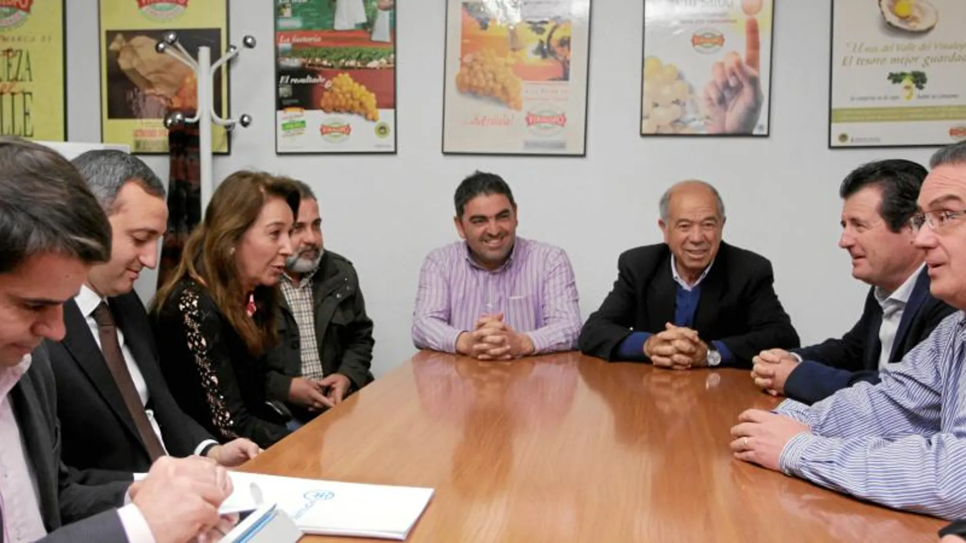 Los populares mantuvieron ayer un encuentro con la Junta de Gobierno de la DOP Uva Embolsada del Vinalopó