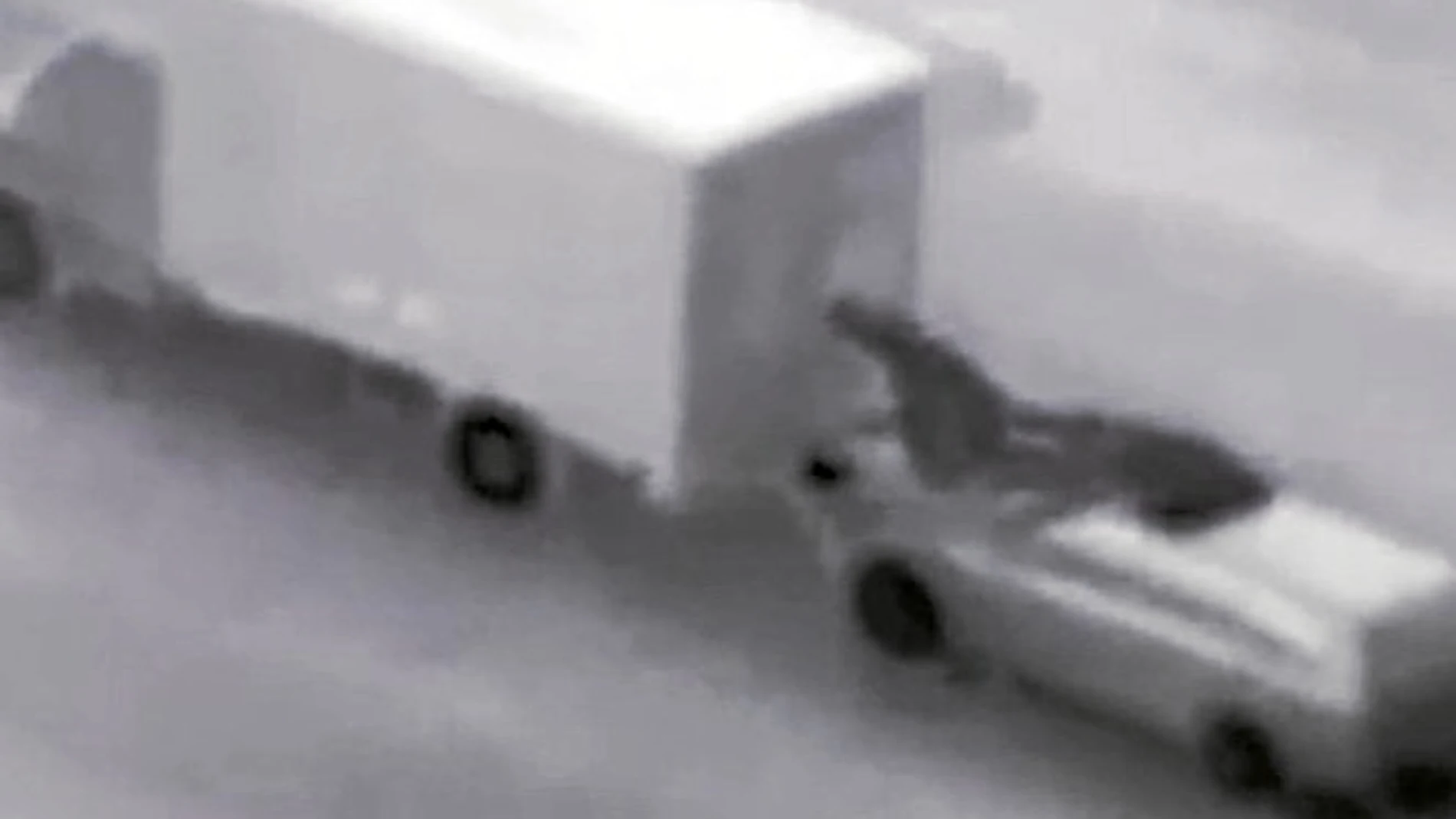 Tres engancharse al camión, uno de los cacos sale por el techo solar del coche y, «surfeando», llega hasta la puerta del camión. La rompe y accede al interior