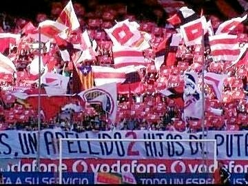 Una pancarta aparecida en un partido entre el Sevilla y el Real Madrid en el Sánchez Pizjuán