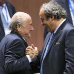 Fotografía de archivo fechada el 29 de mayo de 2015 que muestra al presidente de la FIFA, Joseph Blatter (i), junto al presidente de la UEFA, Michel Platini (d)