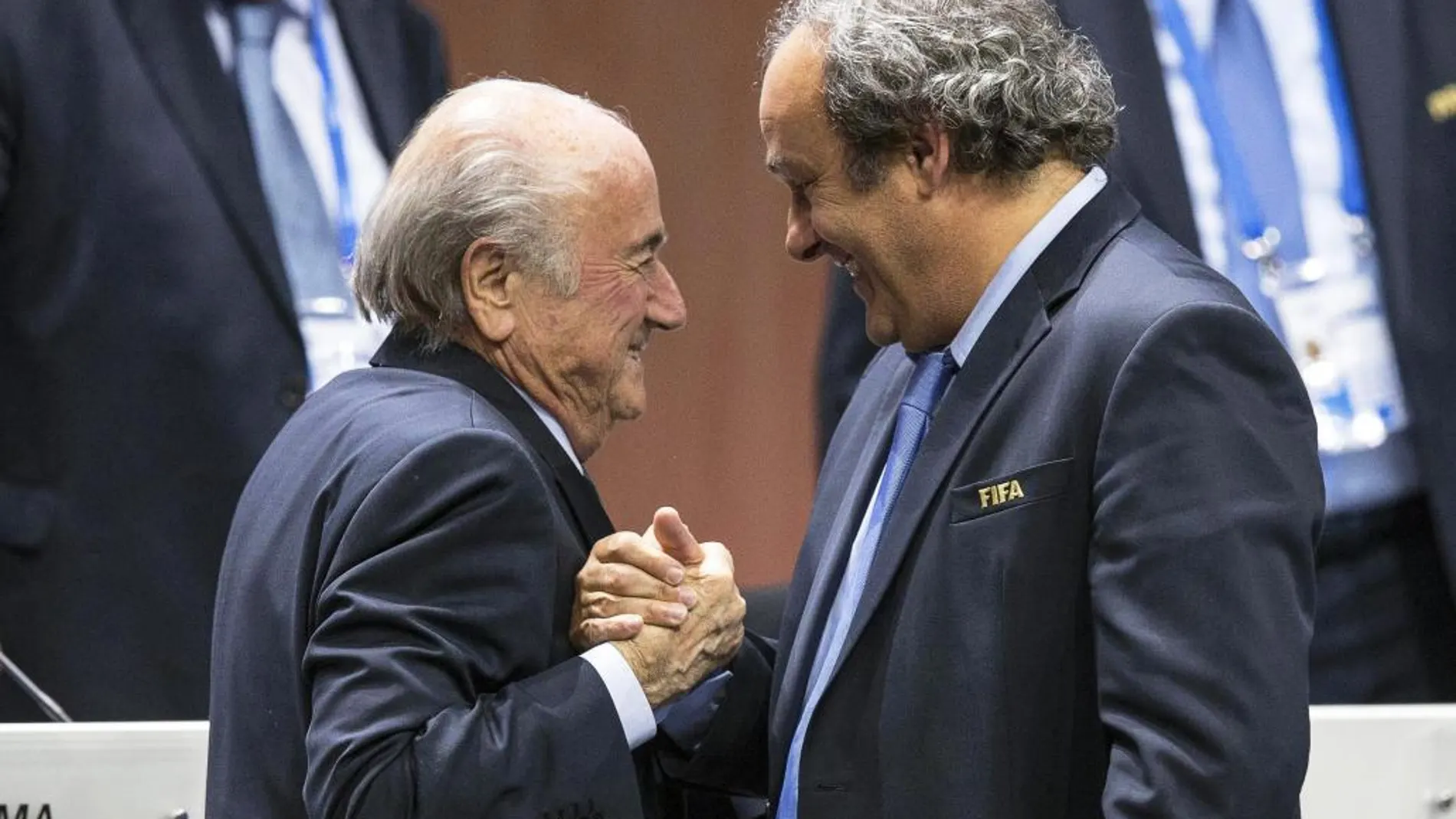 Fotografía de archivo fechada el 29 de mayo de 2015 que muestra al presidente de la FIFA, Joseph Blatter (i), junto al presidente de la UEFA, Michel Platini (d)