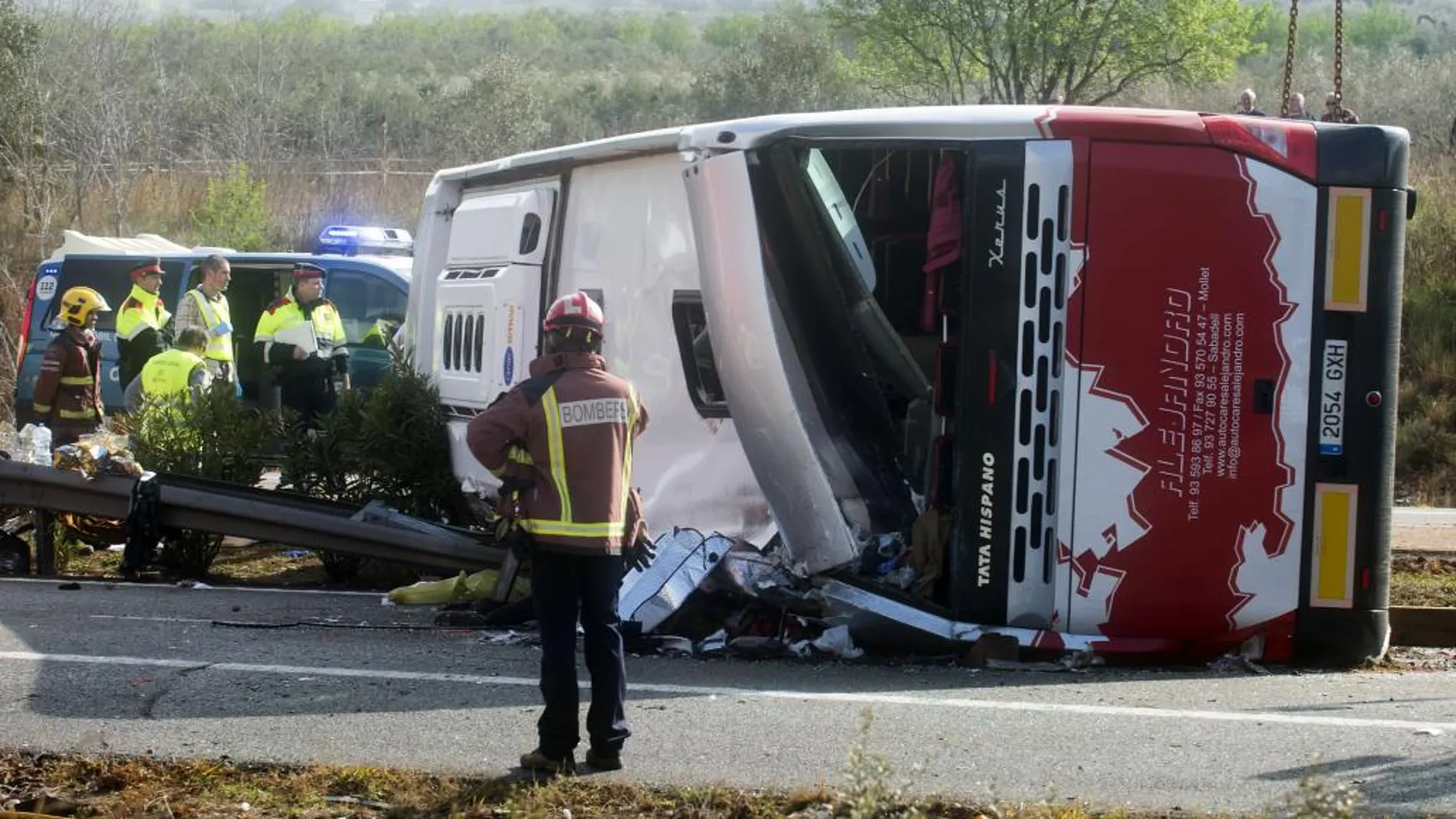 Un total de 14 personas han fallecido esta mañana al chocar un autocar contra un vehículo en la autopista AP-7, a la altura de Freginals (Tarragona)