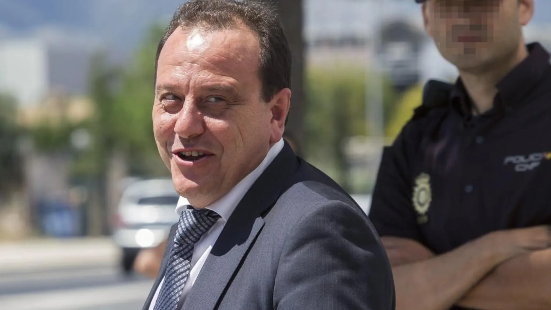 El fiscal Pedro Horrach a su salida de la Escuela Balear de la Administración Pública (EBAP) de Palma tras la sexagésima sesión del juicio del caso Nóos.