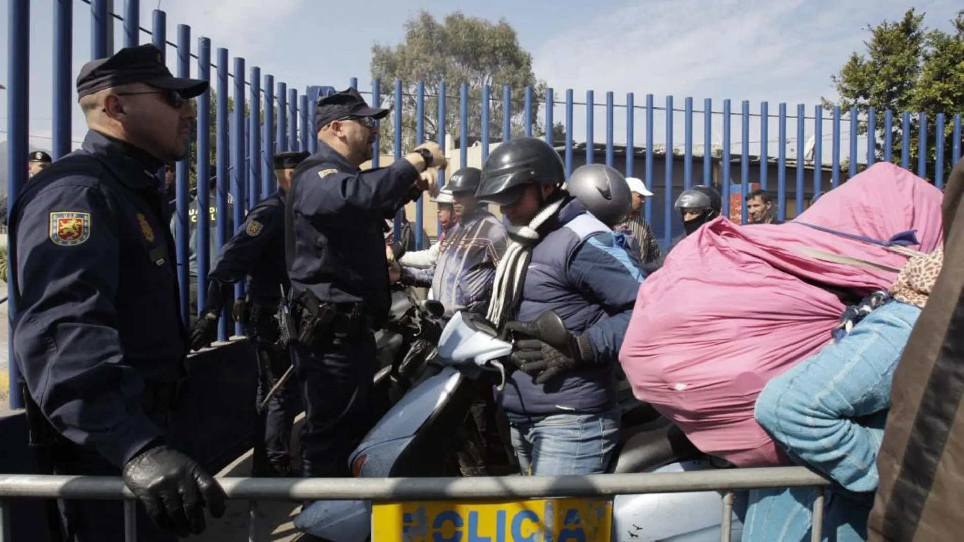 Las aglomeraciones son habituales en el puesto fronterizo de Beni Enzar