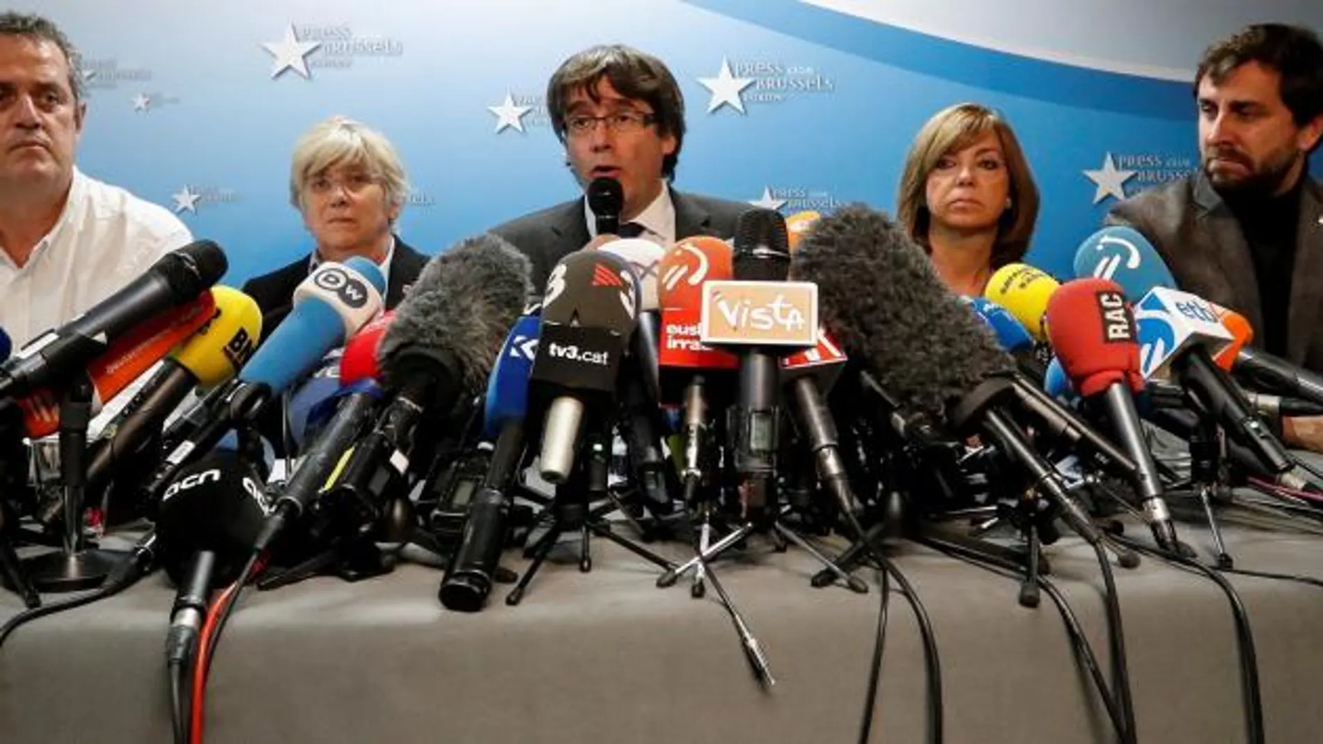 Puigdemont, hoy, en Bruselas, junto al resto de sus exconsellers presentes en la capital belga. Reuters