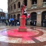 La estatua que representa al torero Manolo Montolíu apareció llena de pintura roja