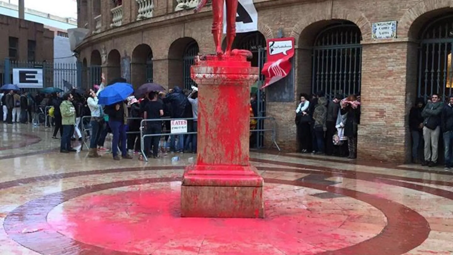 La estatua que representa al torero Manolo Montolíu apareció llena de pintura roja