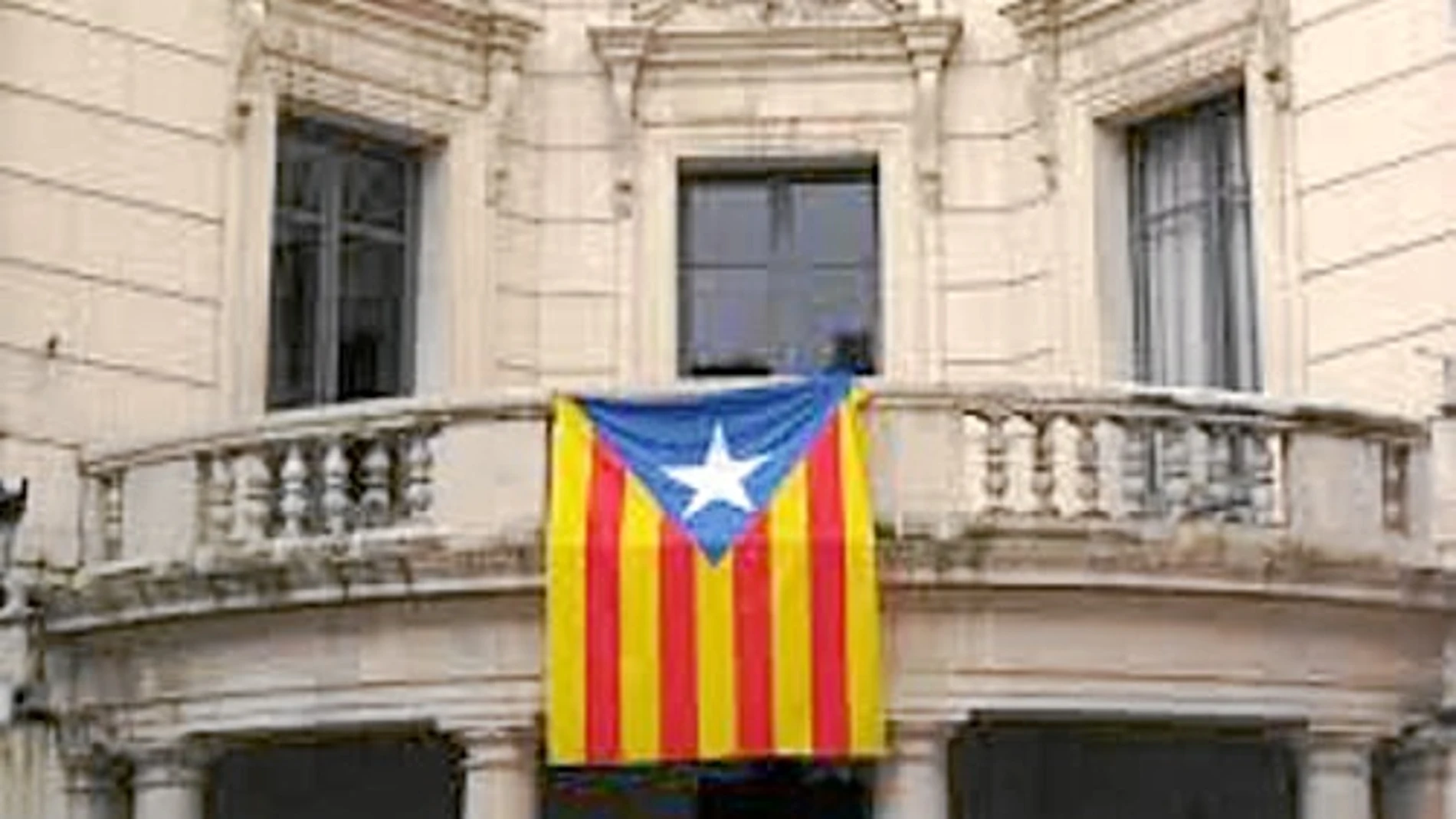 En la imagen, la bandera «estelada», en el Ayuntamiento de Berga